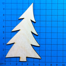 Lade das Bild in den Galerie-Viewer, Tannenbaum leicht gekrümmt aus Holz