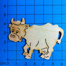 Lade das Bild in den Galerie-Viewer, Kuh aus Holz
