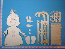 Lade das Bild in den Galerie-Viewer, Schneemann "Snowy" mit Schlitten aus Holz