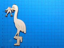 Lade das Bild in den Galerie-Viewer, Storch mit Frosch aus Holz