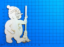 Lade das Bild in den Galerie-Viewer, Schneemann mit Mütze und Besen aus Holz