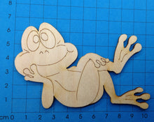 Lade das Bild in den Galerie-Viewer, Frosch liegend aus Holz