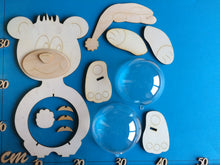 Lade das Bild in den Galerie-Viewer, Teddy aus Holz mit Acrylkugelbauch zum Beleuchten Bastelset Teddy, Bastelset aus Holz, Teddy basteln mit Kindern, Jahresdeko basteln, Tiere basteln mit Holz, Nachtlicht für Kinder basteln, Tiere aus Holz gestalten, Deko gestalten, Tiere für Lichterketten basteln, Bastelidee für Kinder, Basteln mit Kindern, Dekoration mit Kindern gestalten, Figuren bemalen, Nachtlicht für Kinder basteln, Deko gestalten, Bastelidee für Kinder, Basteln mit Kindern, Dekoration mit Kindern gestalten, Bastelset Teddy, Bastelset