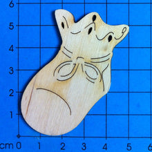 Lade das Bild in den Galerie-Viewer, Babyschuh schräg aus Holz