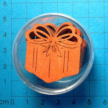 Lade das Bild in den Galerie-Viewer, Päckchen mit Schleife aus Holz in Dose farbig