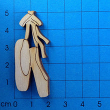 Lade das Bild in den Galerie-Viewer, Ballettschuhpaar aus Holz