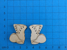 Lade das Bild in den Galerie-Viewer, Stiefel mit Löcher aus Holz