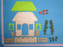 Lade das Bild in den Galerie-Viewer, Haus mit Zaun aus Holz mit Filzdach
