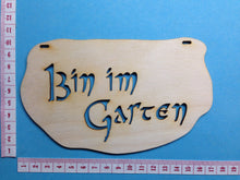 Lade das Bild in den Galerie-Viewer, Schild mit Ausschnitt "Bin im Garten" aus Holz