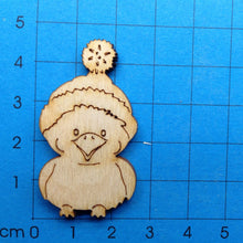Lade das Bild in den Galerie-Viewer, Vogel mit Mütze aus Holz