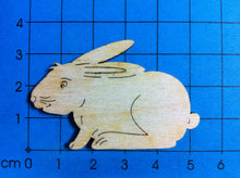 Lade das Bild in den Galerie-Viewer, Feldhase hockend aus Holz