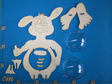 Lade das Bild in den Galerie-Viewer, Monster aus Holz mit Acrylkugelbauch zum Beleuchten
