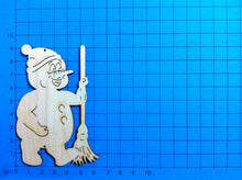 Lade das Bild in den Galerie-Viewer, Schneemann mit Mütze und Besen aus Holz