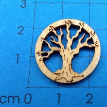 Lade das Bild in den Galerie-Viewer, Schmuckteil aus Holz, verschiedene Figuren 2cm