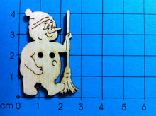 Lade das Bild in den Galerie-Viewer, Schneemann mit Besen als Knopf 4 cm Knopf aus Holz, Knopf zum Nähen, Tiereknöpfe, Knopf zum Basteln, Knöpfe zum Bemalen, Holzknopf, Schneeman Knopf, Knöpfe, Knöpfe zum Dekorieren, Knöpfe mit Gesicht, BUH 7704