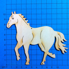 Lade das Bild in den Galerie-Viewer, Pferd trabend aus Holz