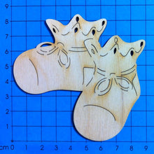 Lade das Bild in den Galerie-Viewer, Babyschuhpaar aus Holz