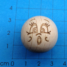 Lade das Bild in den Galerie-Viewer, Holzkugeln mit Gesicht (25mm)