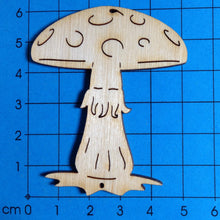 Lade das Bild in den Galerie-Viewer, Fliegenpilz einzeln aus Holz