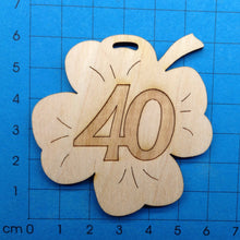Lade das Bild in den Galerie-Viewer, Kleeblatt aus Holz mit Zahlen graviert 6cm