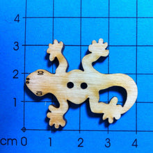 Lade das Bild in den Galerie-Viewer, Gecko als Knopf 4 cm Tiereknöpfe, Knöpfe zum Bemalen, Knöpfe zum Dekorieren, Gecko Knopf, Knopf aus Holz, Knopf zum Basteln, Knöpfe mit Gesicht, Knöpfe, Holzknopf, Knopf zum Nähen, BUH 9004