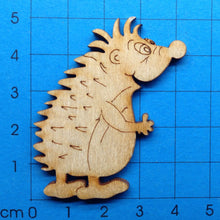Lade das Bild in den Galerie-Viewer, Igel mit offenen Augen aus Holz