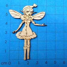 Lade das Bild in den Galerie-Viewer, Winterelfe mit Mütze aus Holz