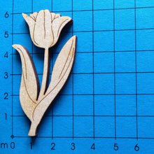 Lade das Bild in den Galerie-Viewer, Tulpe blühend aus Holz
