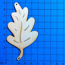 Lade das Bild in den Galerie-Viewer, Eichenblatt aus Holz