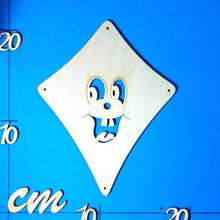 Lade das Bild in den Galerie-Viewer, Drachen mit Gesicht aus Holz