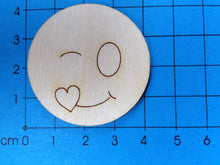 Lade das Bild in den Galerie-Viewer, Button mit Gesicht aus Holz, zwinkernd Herz senden