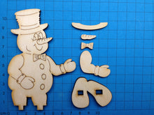Lade das Bild in den Galerie-Viewer, Schneemann mit Fliege und Zylinder als Standfigur aus Holz