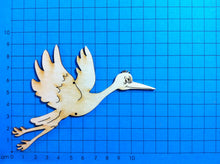 Lade das Bild in den Galerie-Viewer, Storch fliegend aus Holz
