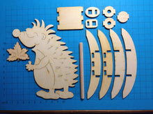 Lade das Bild in den Galerie-Viewer, Igel aus Holz als Leibgarde für Kantholz