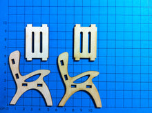 Lade das Bild in den Galerie-Viewer, Stuhl aus Holz