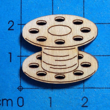Lade das Bild in den Galerie-Viewer, Nähmaschinengarnspule aus Holz