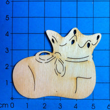 Lade das Bild in den Galerie-Viewer, Babyschuh gerade aus Holz