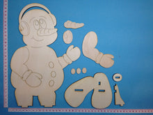 Lade das Bild in den Galerie-Viewer, Schneemann mit Ohrenwärmer als Standfigur aus Holz