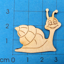 Lade das Bild in den Galerie-Viewer, Schnecke lächelnd aus Holz