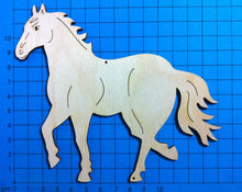 Lade das Bild in den Galerie-Viewer, Pferd trabend aus Holz