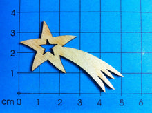 Lade das Bild in den Galerie-Viewer, Kometen mit Ausschnitt aus Holz