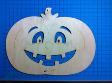 Lade das Bild in den Galerie-Viewer, Runder Kürbis mit lustigem Gesicht aus Holz