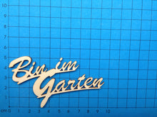 Lade das Bild in den Galerie-Viewer, Schriftzug "Bin im Garten" aus Holz