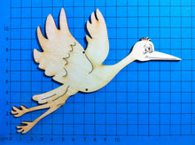 Lade das Bild in den Galerie-Viewer, Storch fliegend aus Holz
