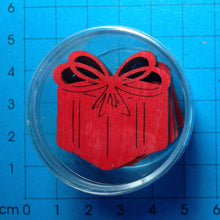 Lade das Bild in den Galerie-Viewer, Päckchen mit Schleife aus Holz in Dose farbig