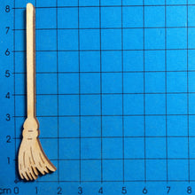 Lade das Bild in den Galerie-Viewer, Basteln mit Kindern, Geschenke selbst gestalten, Basteln mit Kindern einfach, Hexenbesen bemalen, Bastelideen aus Holz, Basteln mit Kindern, Besen aus Holz, Besen zum Basteln, Dekoidee , PUH 6708
