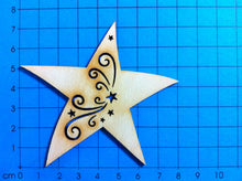 Lade das Bild in den Galerie-Viewer, Stern mit Tribal aus Holz