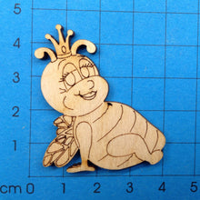Lade das Bild in den Galerie-Viewer, Biene als Bienenkönigin aus Holz
