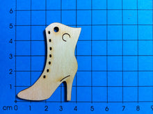 Lade das Bild in den Galerie-Viewer, Schlüsselanhänger Stiefelette 5cm Zickenzone mit Pumps, Basteln mit Kindern, Ideen aus Holz für Kinderzimmer, Türschilder basteln, Pumps zum Bemalen, Schuhe zum Basteln, Schuhe zum Bemalen, Prinzessin basteln, Highheels zum Bemalen, Ballerina zum Basteln, Holzteile bemalen, Für Schuhfetischisten, Holzteilchen zum Anmalen, Stiefel aus Holz zum Basteln, PZH 5905