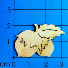 Lade das Bild in den Galerie-Viewer, Haselnusspaar aus Holz